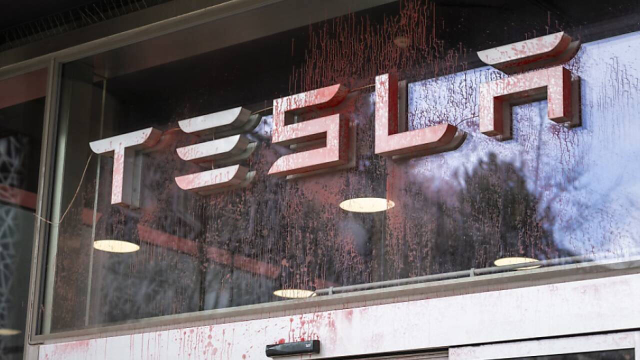 Es kommt vermehrt zu Attacken gegen Tesla-Händler Es kommt vermehrt zu Attacken gegen Tesla-Händler