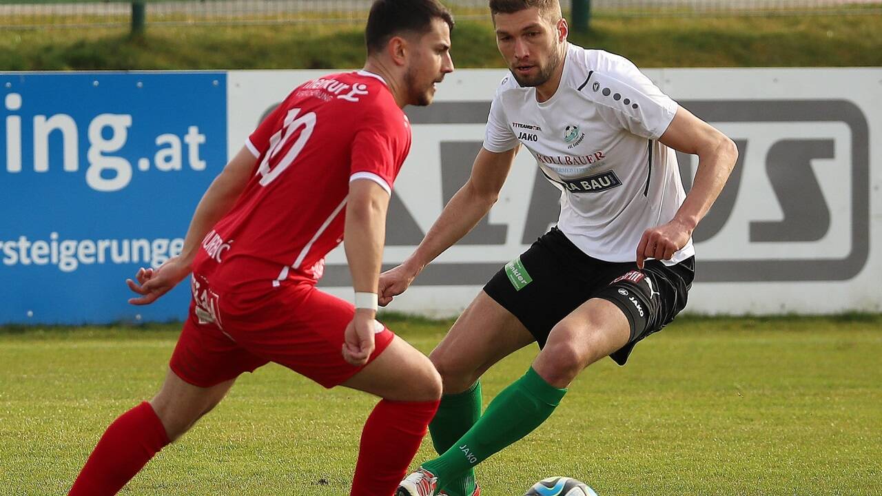 Felix Auinger (rechts) musste beim Sieg gegen Golling in der Salzburger Liga früh verletzt ausgewechselt werden.  Felix Auinger (rechts) musste beim Sieg gegen Golling in der Salzburger Liga früh verletzt ausgewechselt werden.