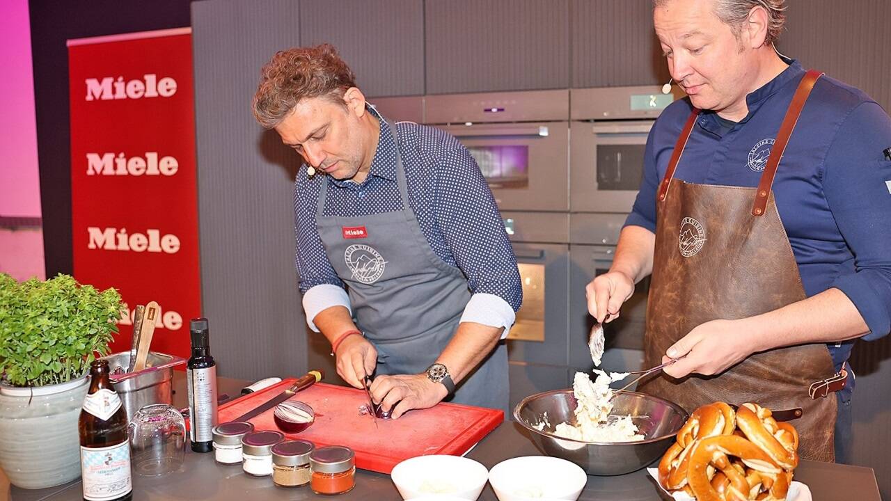 Jonas Kaufmann und Andreas Döllerer kochten gemeinsam im Rahmen von „Eat & Meet“ in Salzburg. Bild: Uwe Brandl / www.salzburg-cityguide.at  