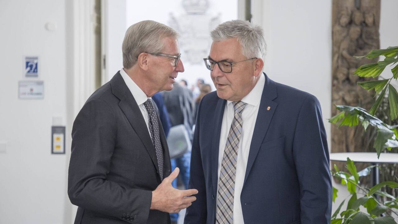 Finanzreferent LH Wilfried Haslauer mit dem künftigen Mann für die Finanzen, Landesrat Josef Schwaiger. Finanzreferent LH Wilfried Haslauer mit dem künftigen Mann für die Finanzen, Landesrat Josef Schwaiger.