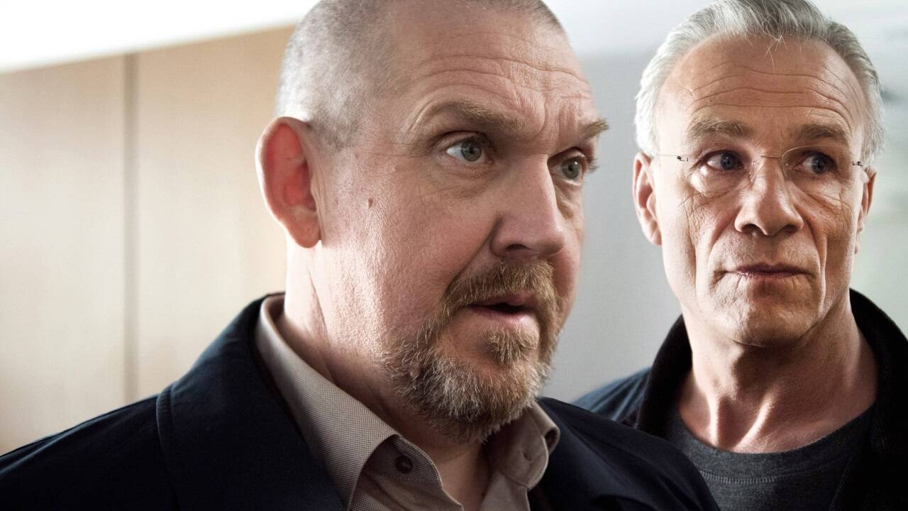 Dietmar Bär (im Bild links; rechts sein „Tatort“-Partner Klaus J. Behrendt in der Folge „Bausünden“ aus 2018) will noch lange als Kommissar beim „Tatort“ weiterermitteln.  