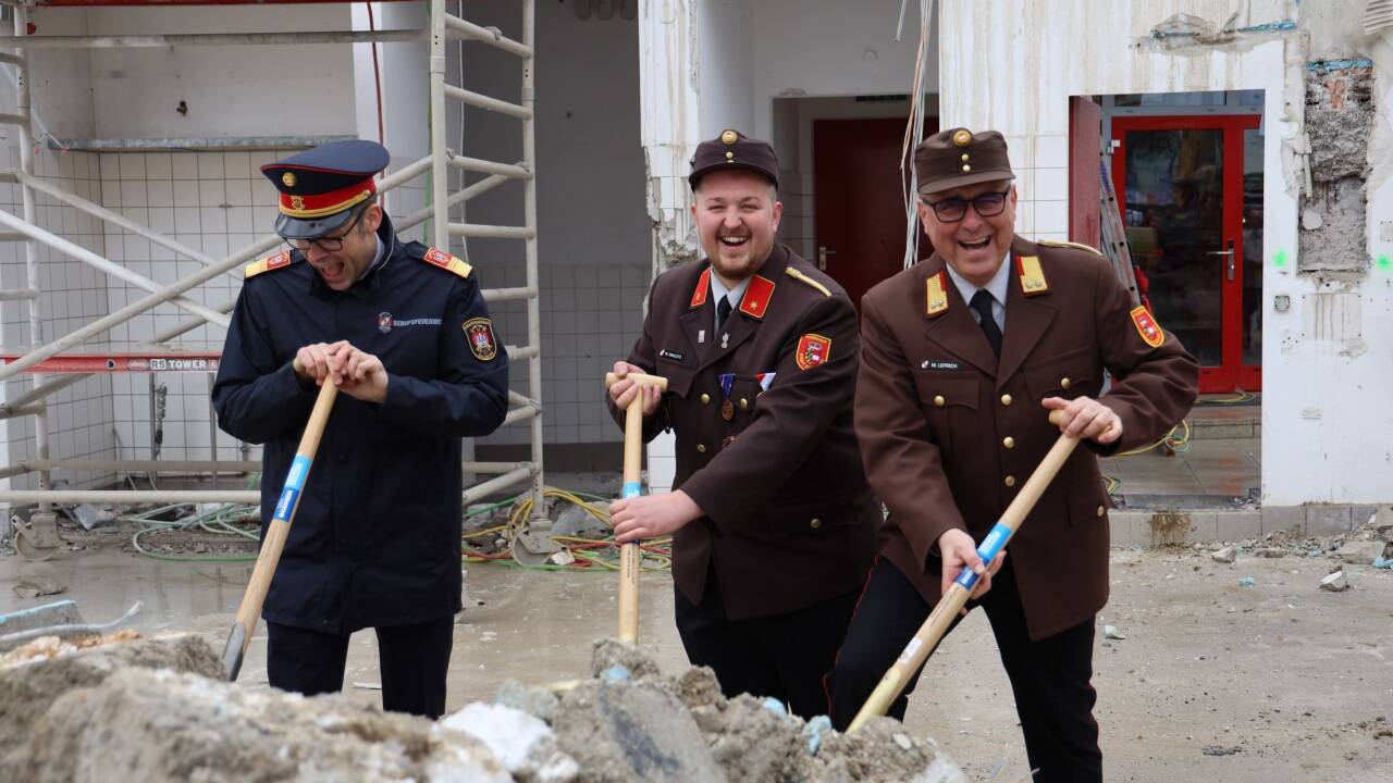 Die Salzburger Feuerwehren freuen sich über den Ausbau der Infrastruktur. Im Bild v.l.n.r BFK Werner Kloiber, LZK Wolfgang Omuletz und OFK Michael Leprich.  