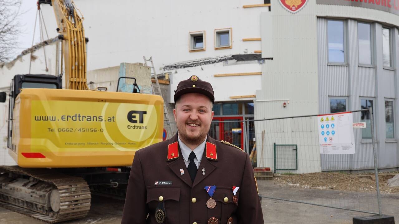 Nach Jahren des Wartens wird nun die Feuerwache in Liefering ausgebaut und saniert. LZ-Kommandant Wolfgang Omuletz und seine Mitglieder freuen sich.  