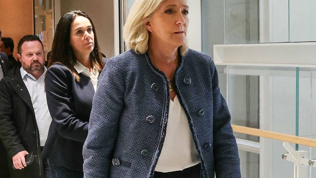 Marine Le Pen verließ noch vor der Urteilsverkündung fluchtartig das Gerichtsgebäude des „Tribunal de Paris“.  