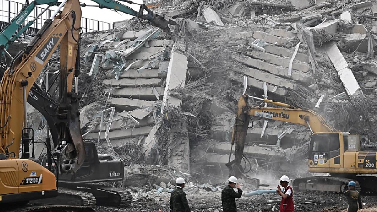 Schuttberg nach Einsturz eines rund 30-stöckigen Hochhauses in Bangkok  Schuttberg nach Einsturz eines rund 30-stöckigen Hochhauses in Bangkok