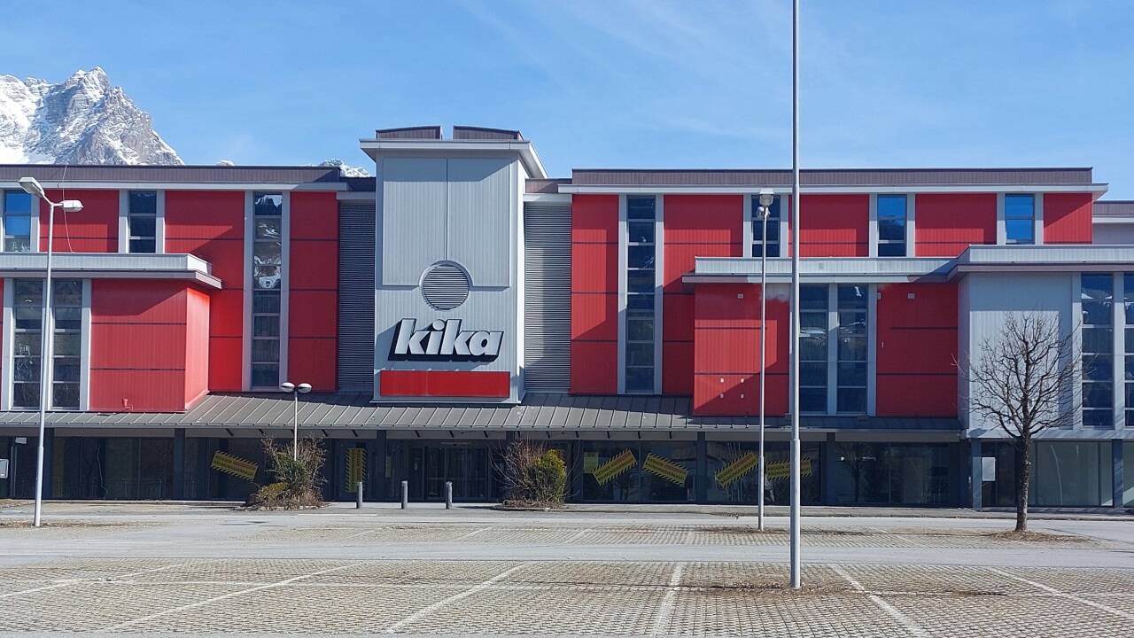 Das ehemalige Kika-Gebäude und die Außenanlagen sollen saniert werden. Die Fassade ist erst in einem zweiten Schritt an der Reihe.  