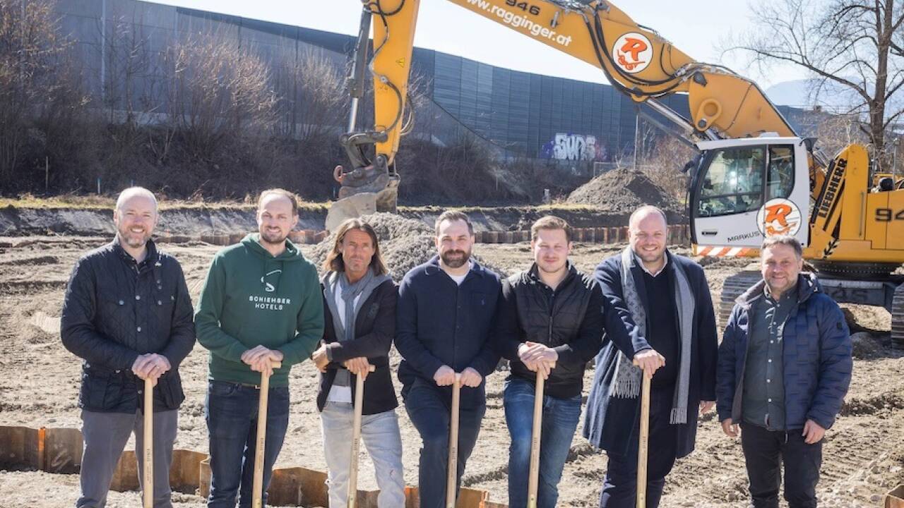 Beim Spatenstich: Wilson (Hilton), A. Schiehser (Schiehser Hotels), M. Salzmann (Misa Bauconsult), C. Ruzicka (GF Residence Wohnbau), A. Pausch (Projektleiter Residence Wohnbau), C. Wolmarker (Hilton), W. Nemmetz (Pol Architekten).  