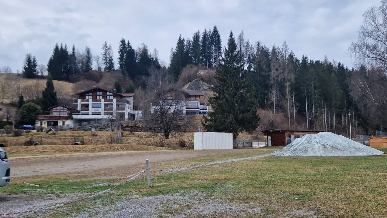 Über die bessere Nutzung dieser gemeindeeigenen Fläche sind sich die Parteien in Altenmarkt einig – über das „Wie?“ noch nicht ganz. Über die bessere Nutzung dieser gemeindeeigenen Fläche sind sich die Parteien in Altenmarkt einig – über das „Wie?“ noch nicht ganz.