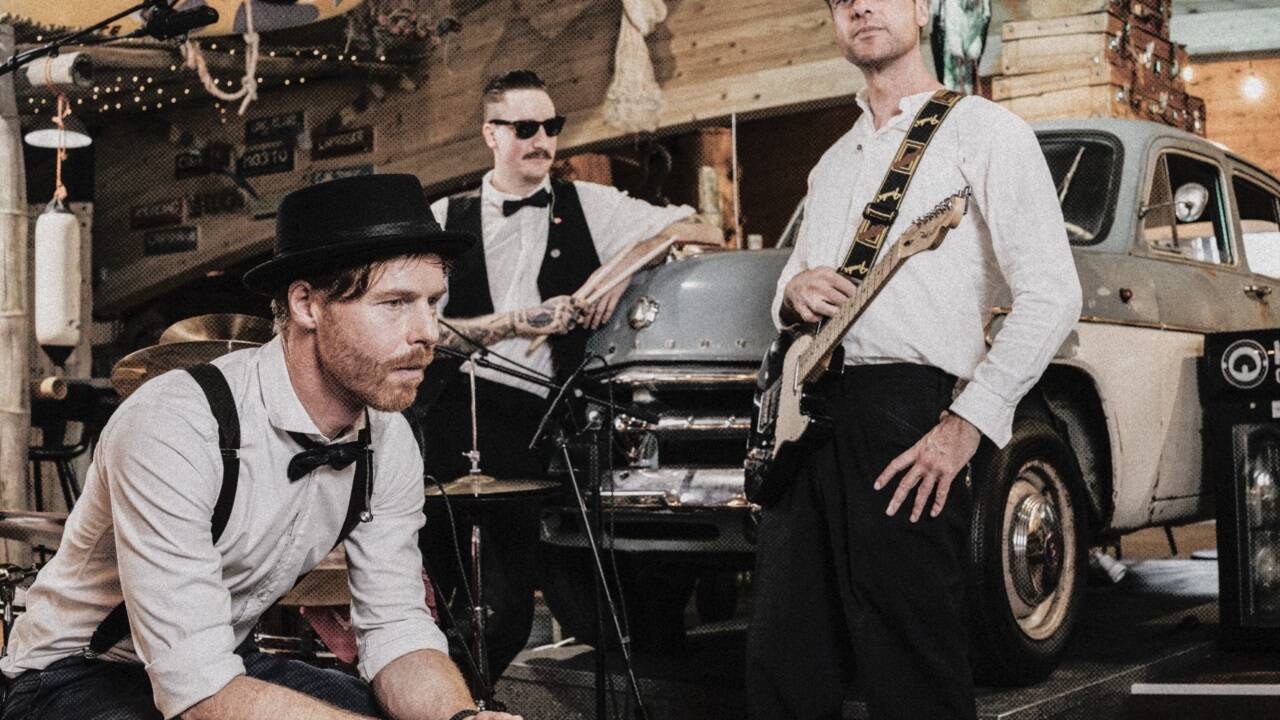 Hier haben sich die drei richtig cool in Szene gesetzt: Von links Geri Oberhauser (Kontrabass), Manfred „Manni“ Bacher (Schlagzeug und Hintergrundgesang) sowie Martin Schönegger (Gesang und Gitarre). Hier haben sich die drei richtig cool in Szene gesetzt: Von links Geri Oberhauser (Kontrabass), Manfred „Manni“ Bacher (Schlagzeug und Hintergrundgesang) sowie Martin Schönegger (Gesang und Gitarre).