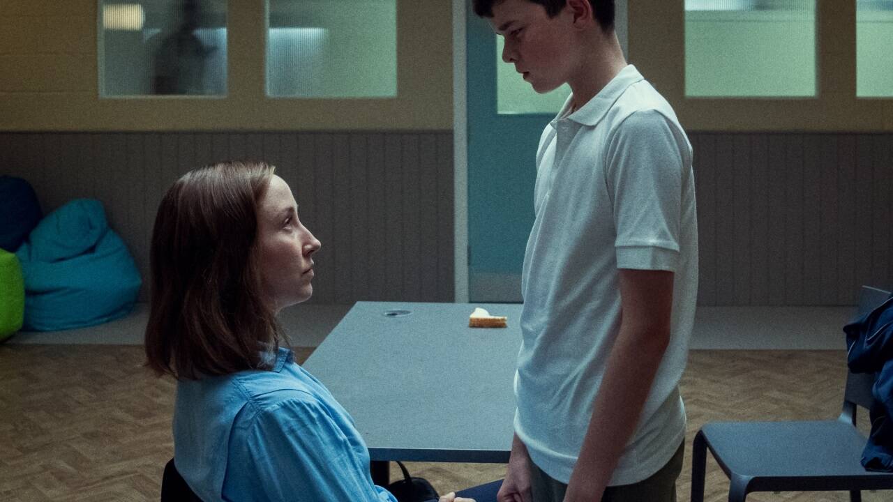 Szene aus der Serie „Adolescence“: Erin Doherty spielt die Kinder- und Jugendpsychologin Briony Ariston. Owen Cooper ist Jamie Miller, der eine Mitschülerin ermordet hat.  
