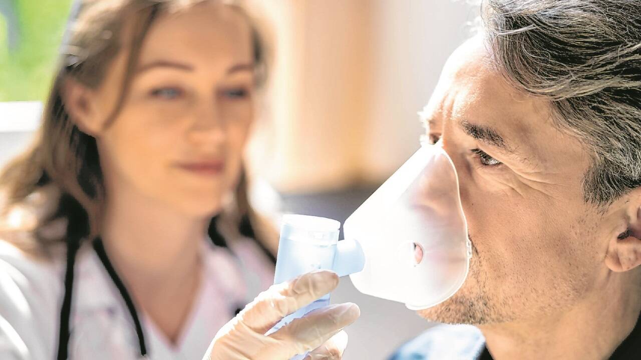 COPD-Betroffene brauchen mitunter Unterstützung beim Atmen.  COPD-Betroffene brauchen mitunter Unterstützung beim Atmen.