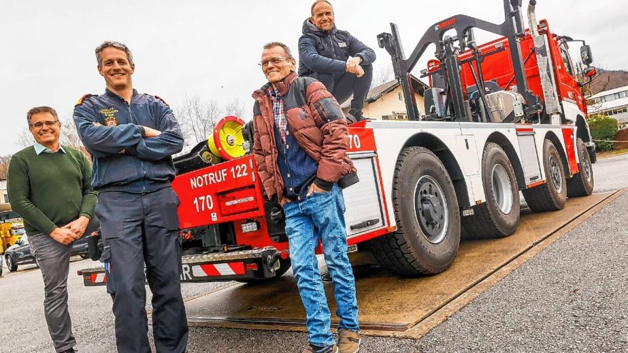 Übernahme des Tatra Phoenix in Bergheim (v.l.): Robert Kerschl (Tschann), Thomas Huber (Berufsfeuerwehr Wien), Hans Eberl und Michael Bubits (BF Wien). 