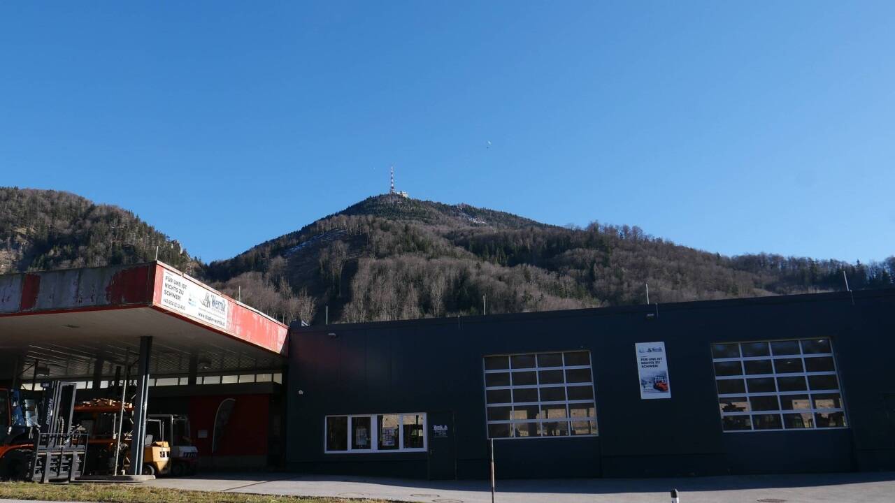 Die Staplerfirma Wernik am Fuß des Salzburger Hausbergs in Koppl-Guggenthal.  