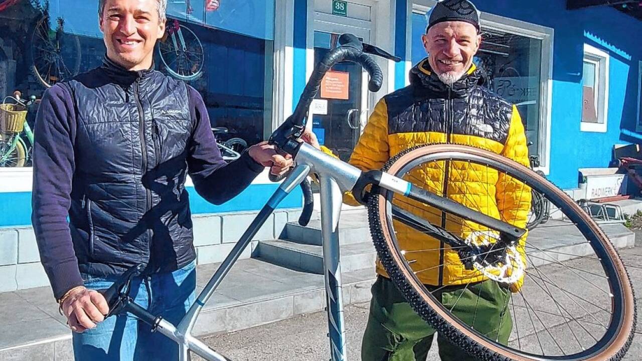 Thomas Schörghofer (links) und Wolfgang Gruber gründeten gemeinsam das Radwerk2010 in Eugendorf. 