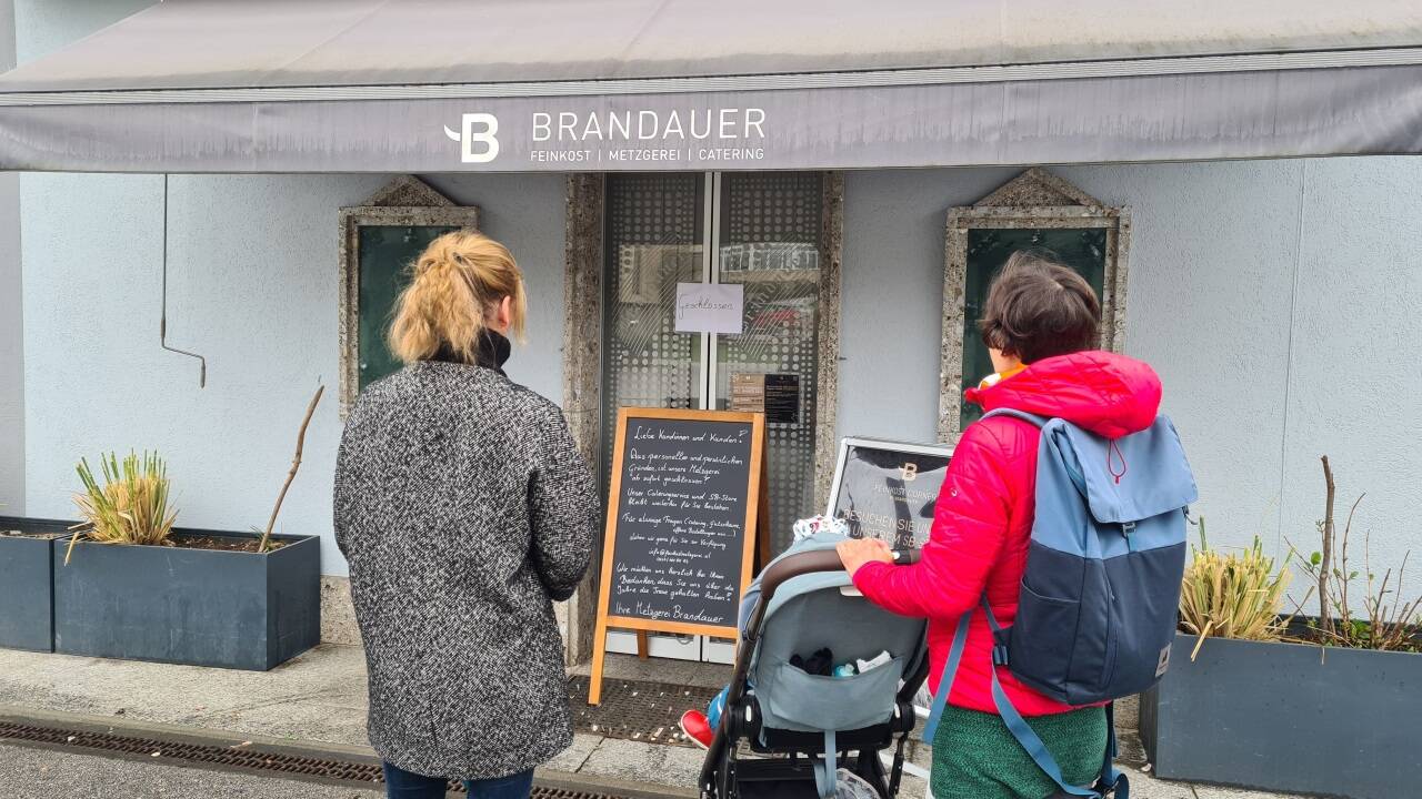 Die Kundschaft ist von der plötzlichen Schließung der Metzgerei Brandauer in Elsbethen überrascht.  