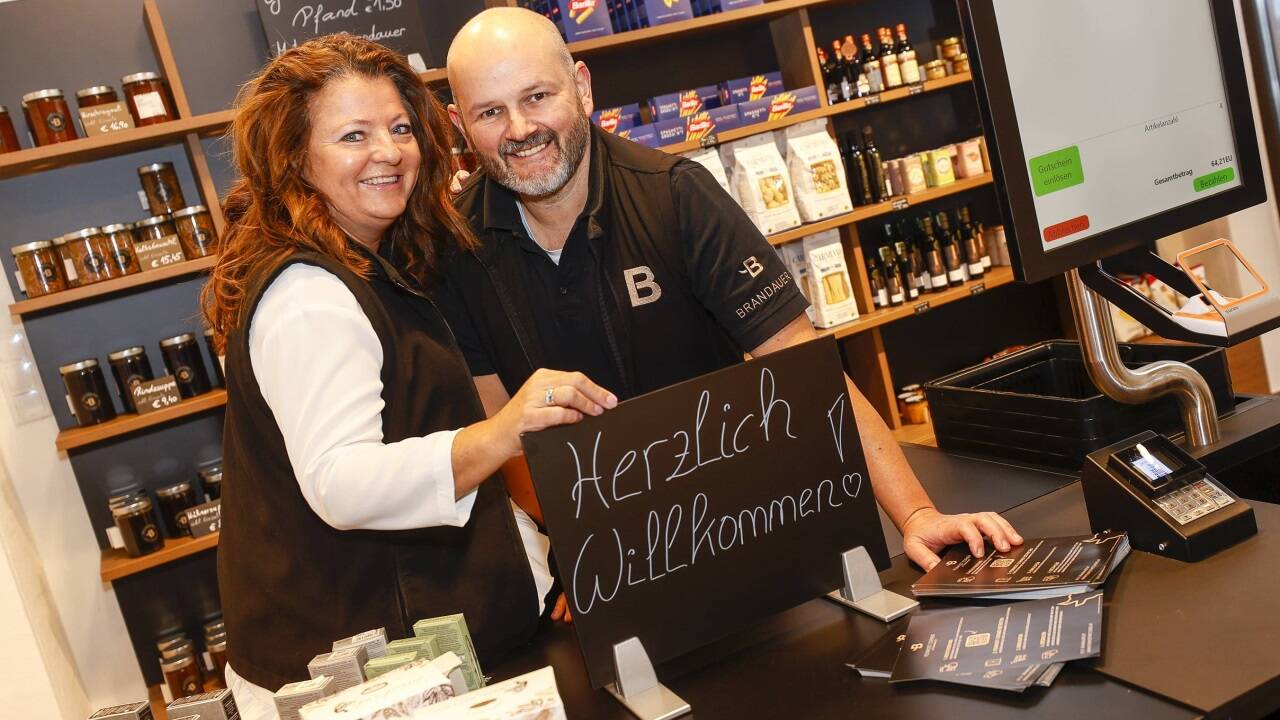 Mitte November 2024 haben Metzgermeister Josef Brandauer und seine Lebensgefährtin Renate Ambrosi in Elsbethen den Feinkost-Corner mit Selbstbedienung eröffnet. Er bleibt bestehen.  