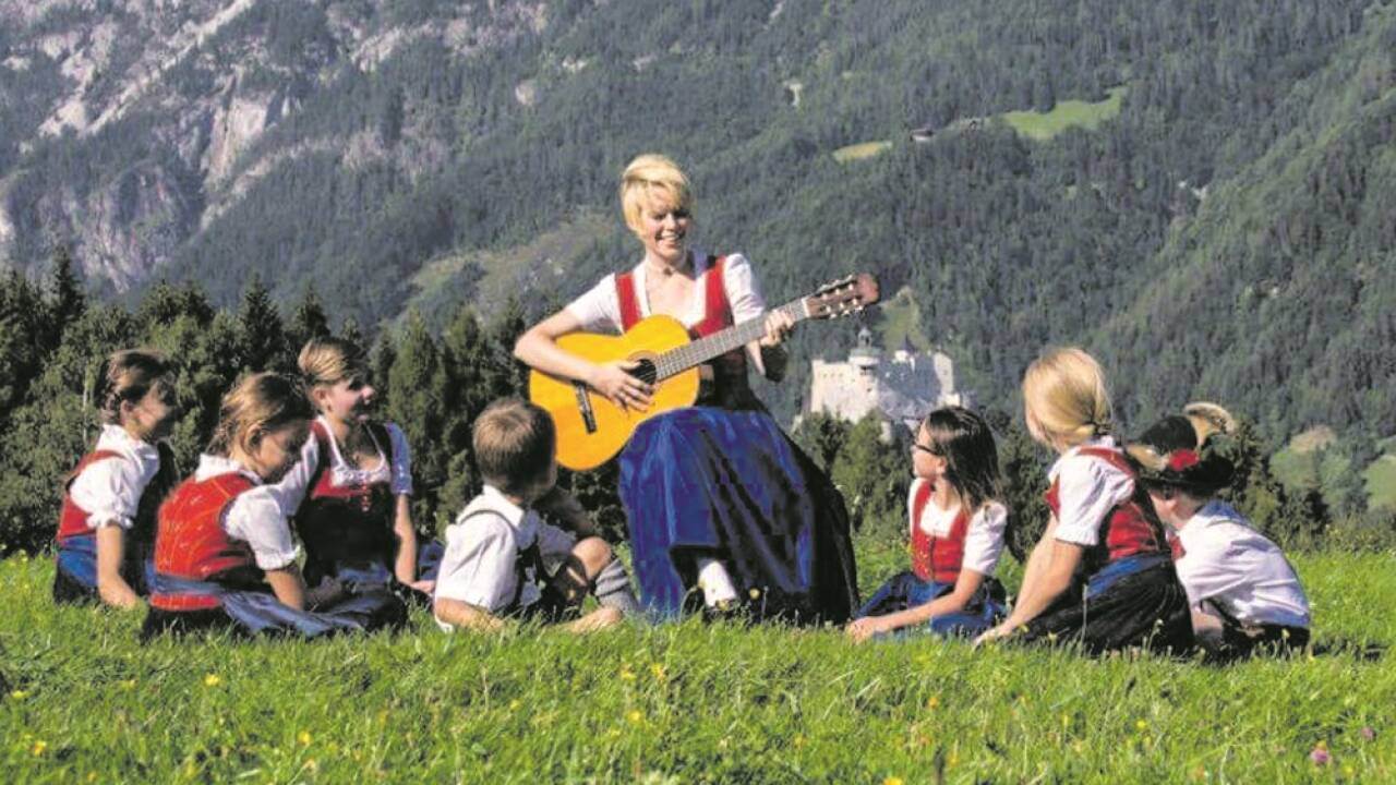 Gschwandt Anger über Werfen: Im Film übt Maria Trapp alias Julie Andrews mit den Kindern das berühmte Lied „Do-Re-Mi“.   