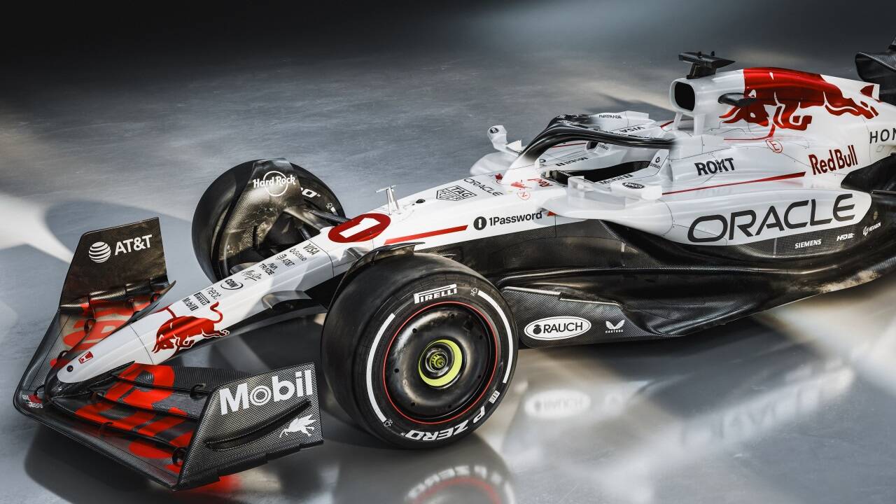 Beim Grand Prix von Japan tritt Red Bull zu Ehren von Motorenpartner Honda mit einer Speziallackierung an. Beim Grand Prix von Japan tritt Red Bull zu Ehren von Motorenpartner Honda mit einer Speziallackierung an.