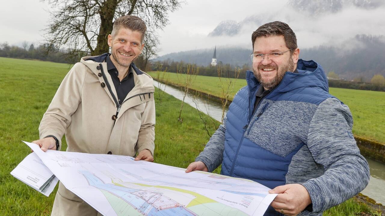 Die Idee für das Kraftwerk am Almkanal im Grödiger Ortsteil Eichet entstand vor drei Jahren. Im Bild Bürgermeister Herbert Schober (l.) und Gemeindemitarbeiter Helmut Reitinger mit den Plänen. Baubeginn könnte im September sein.  