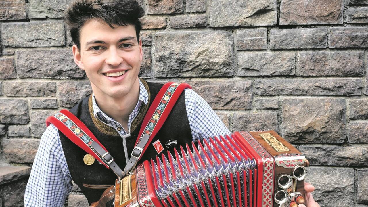 Valentin Eders neue Ziehharmonika wird aus Olivenholz gefertigt.  