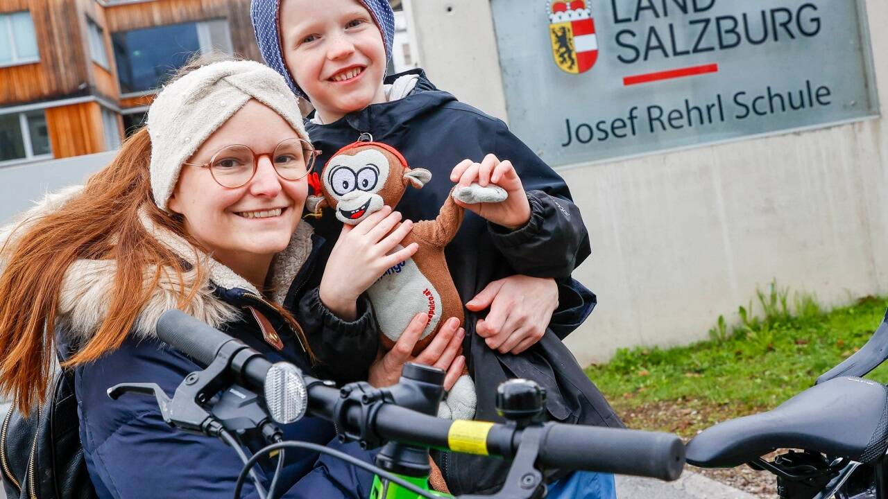 Corina Wallinger mit dem sechsjährigen Timon: „Er ist offenbar zu wenig behindert und zu wenig gesund zugleich.“ Corina Wallinger mit dem sechsjährigen Timon: „Er ist offenbar zu wenig behindert und zu wenig gesund zugleich.“