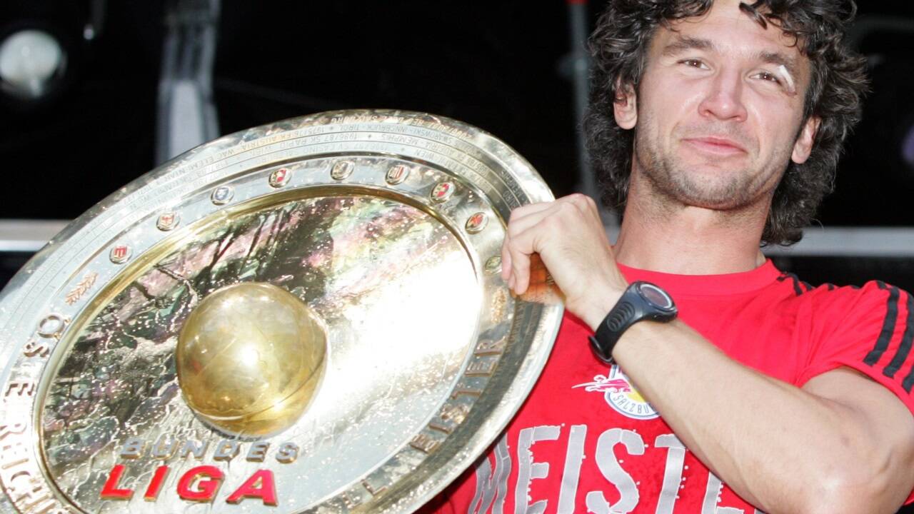 Thomas Winklhofer jubelte mit Red Bull Salzburg in der Saison 2006/07 über den Meistertitel.  