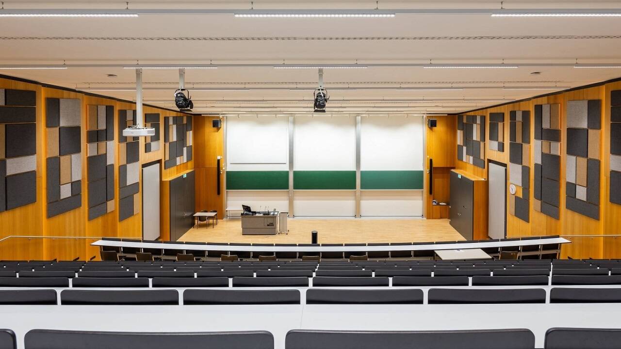 Der Hörsaal 15.03 mit 345 Sitzplätzen wurde akustisch mit Hanfplatten aufgewertet. Der Hörsaal 15.03 mit 345 Sitzplätzen wurde akustisch mit Hanfplatten aufgewertet.