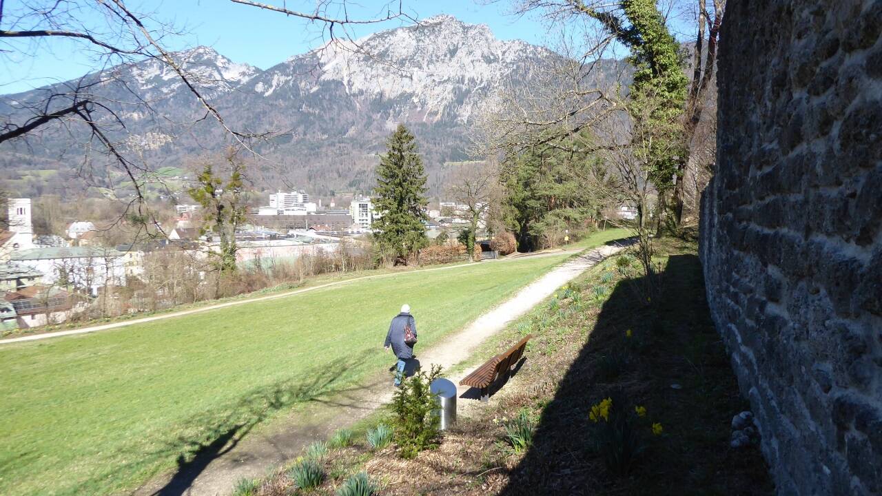 An der Stadtmauer entlang mit Blick auf den Hochstaufen zur Burg Gruttenstein.  