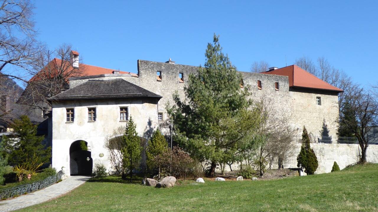 Die geschichtsträchtige Burg Gruttenstein über den Dächern von Bad Reichenhall.  
