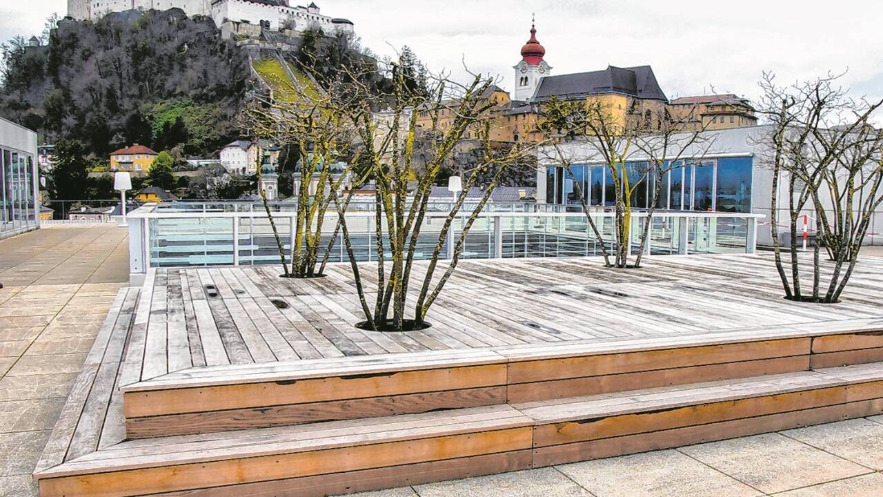 Die Holzterrassen am Dach des Unipark Nonntal bieten Platz zum Verweilen und Aussicht auf die Festung. Die Holzterrassen am Dach des Unipark Nonntal bieten Platz zum Verweilen und Aussicht auf die Festung.