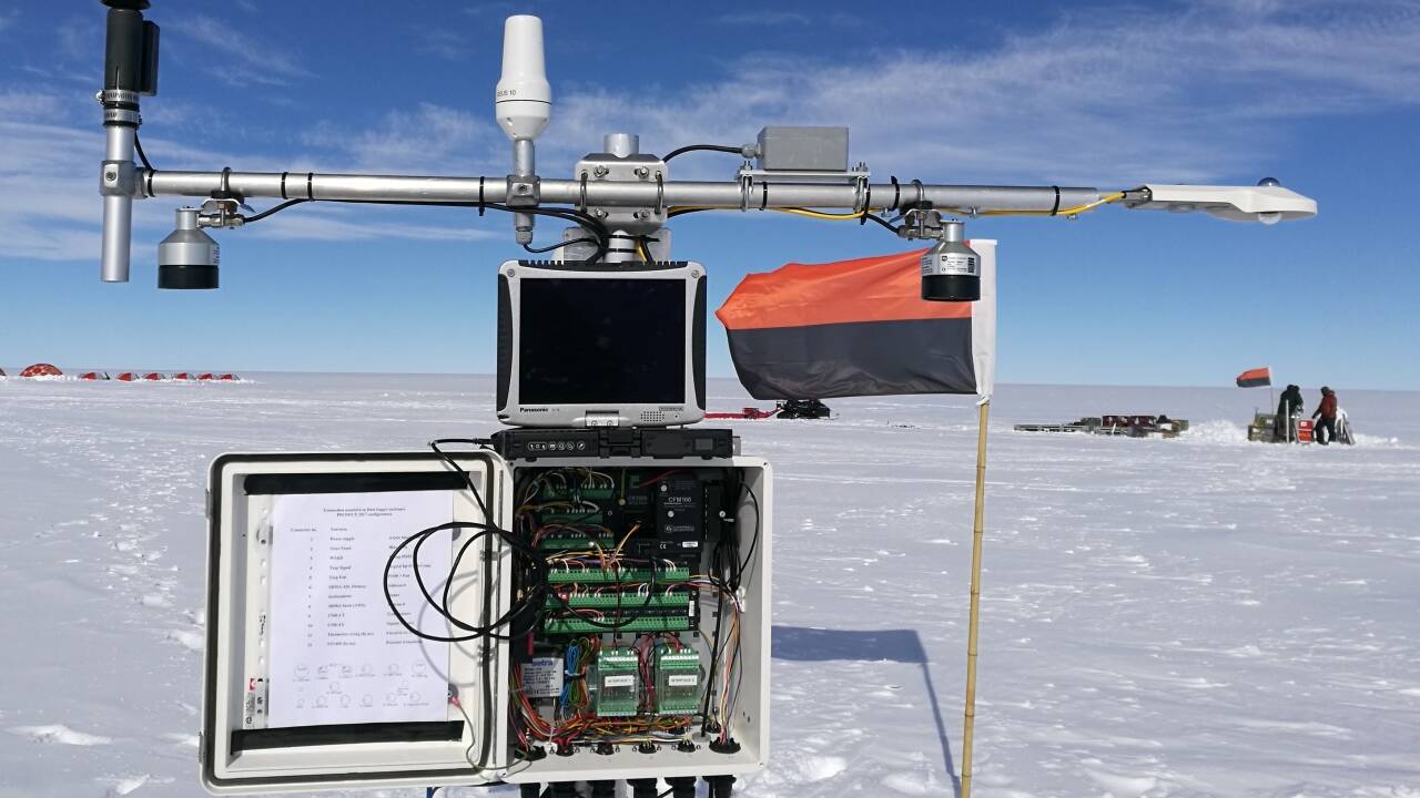 Rund um die Uhr Wetterdaten vom Eisschild Grönlands: Das Ziel der Expedition war unter anderem die Installation verschiedener Messstationen, die täglich per Satellit alle Daten nach Kopenhagen übermitteln. 