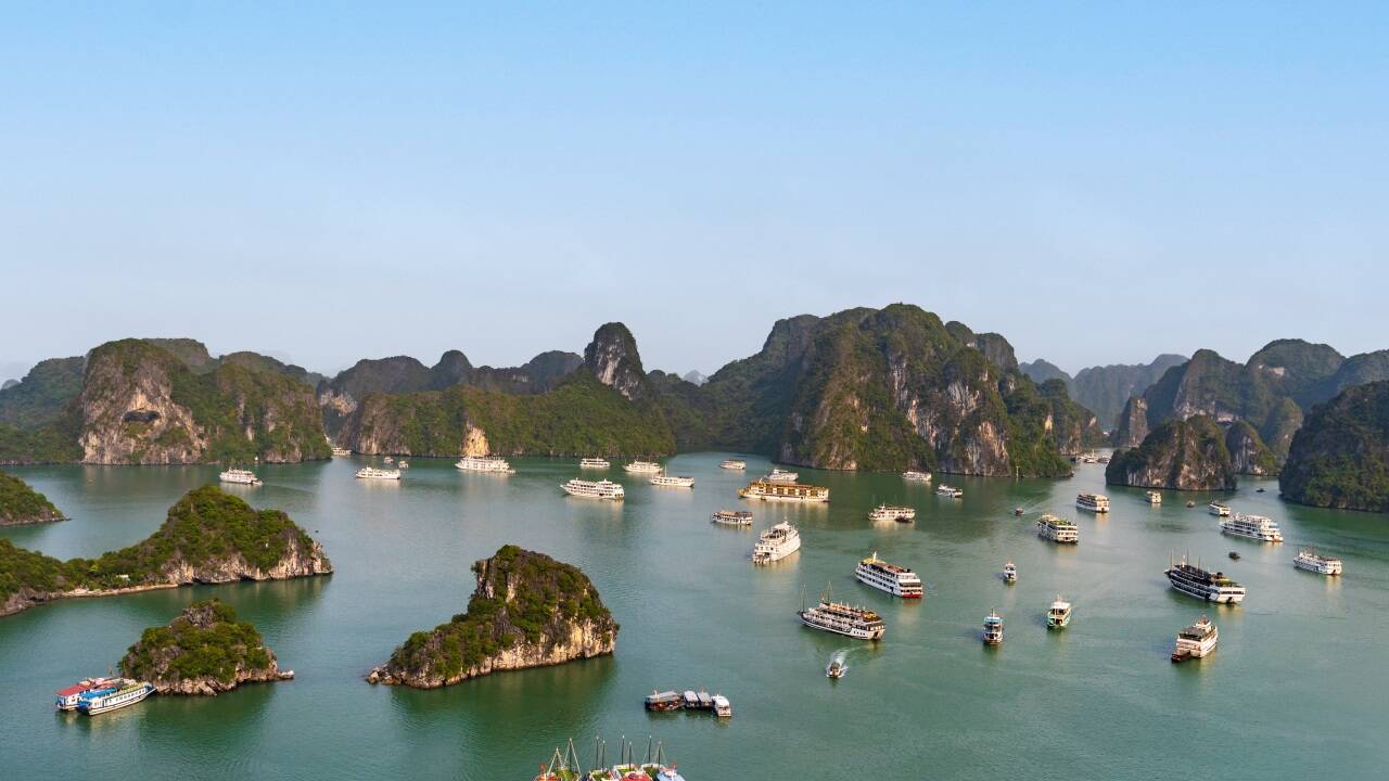 Ausflugsschiffe in Warteposition in der Halong-Bucht. 
