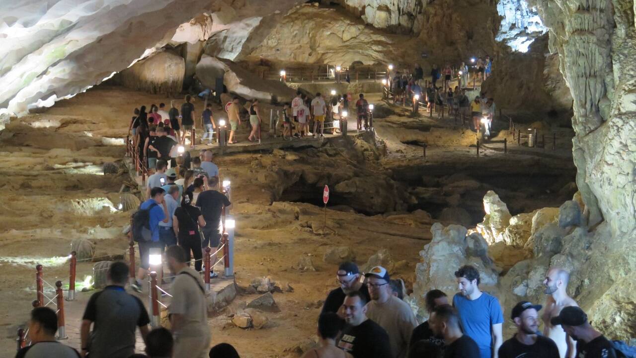 Einer Ameisenstraße gleich: Menschenstrom in der Höhle. 