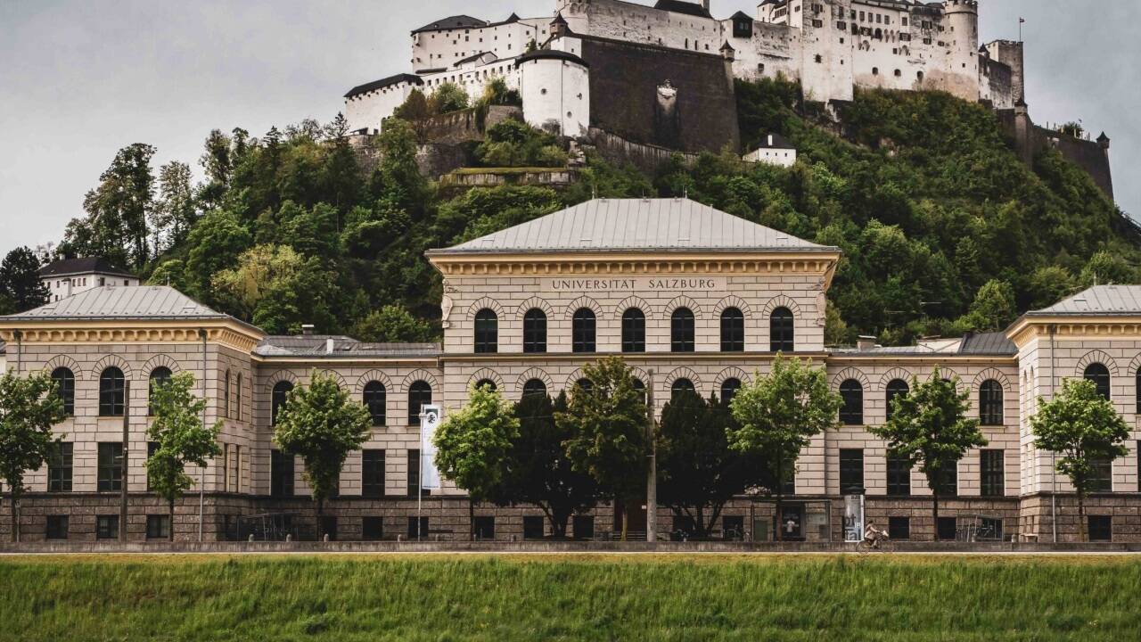 An der Gesellschaftswissenschaftlichen Fakultät am Rudolfskai in Salzburg wurde eine Aktion der Kommunistischen Studierenden unterbunden. Es ging um nicht genehmigte Schinken-Käse-Toasts. An der Gesellschaftswissenschaftlichen Fakultät am Rudolfskai in Salzburg wurde eine Aktion der Kommunistischen Studierenden unterbunden. Es ging um nicht genehmigte Schinken-Käse-Toasts.