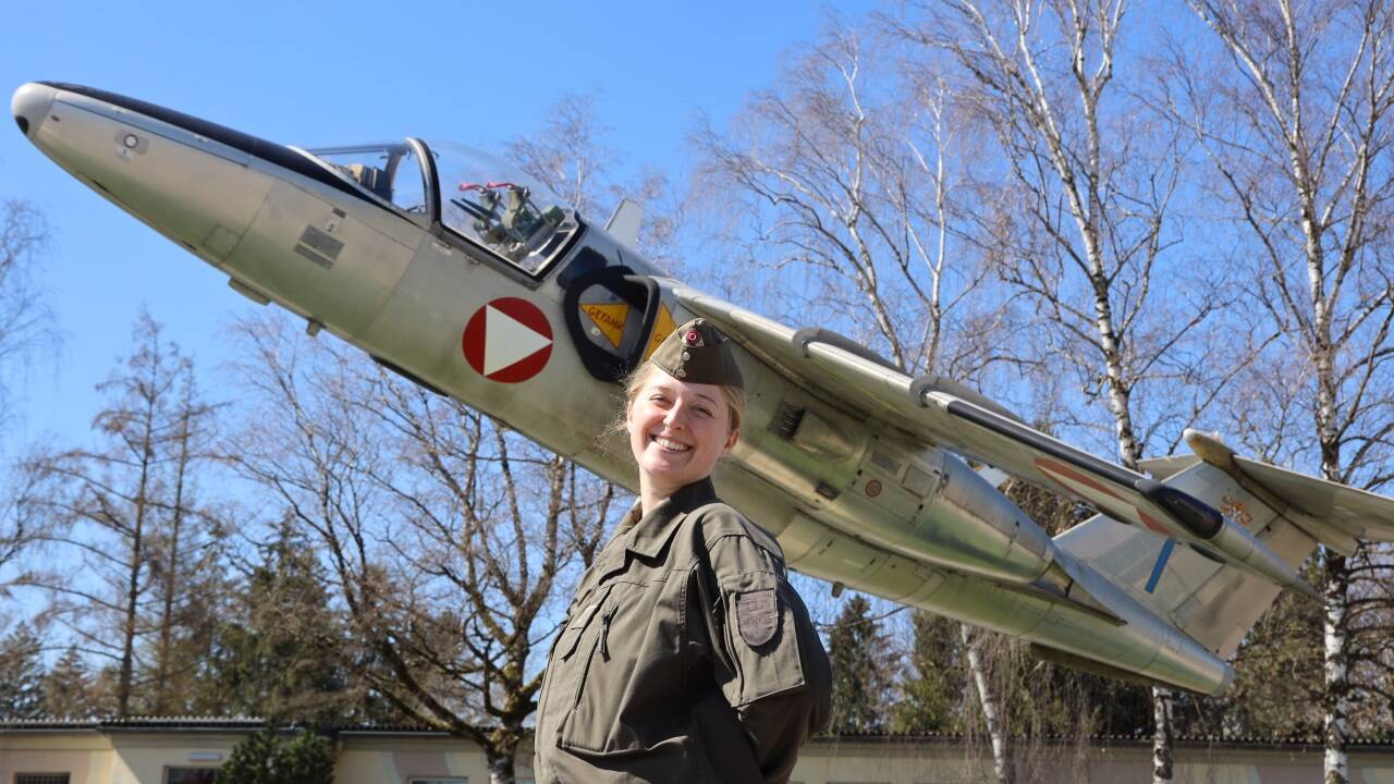 Gefreite Rebecca Karzel will Pilotin werden. Hinter ihr eine Saab-105OE, die Jets waren bis 2020 bei der Luftwaffe im Einsatz. 