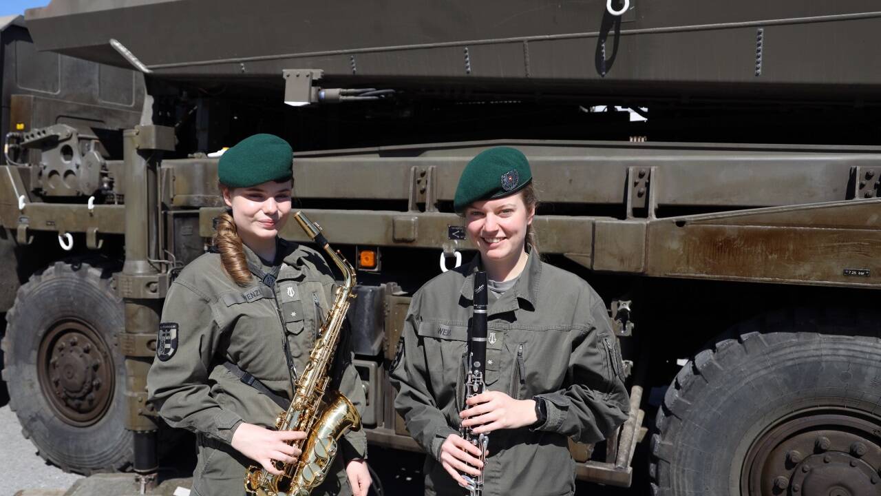 Die Militärmusikerinnen Sarah Wenzl (links) und Katharina Weiß. 