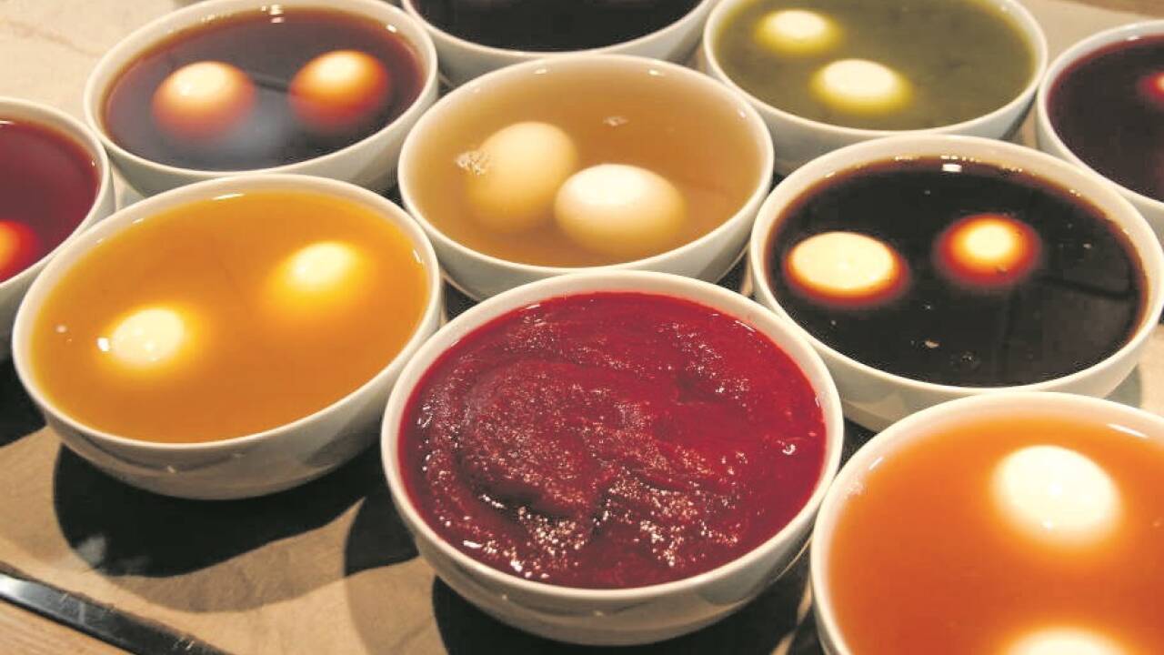 Aus Hibiskusblüten, Holundersaft, Kaffee und vielem mehr lässt sich ein Farbsud herstellen, in dem sich Eier färben lassen.  