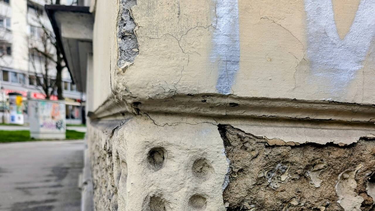 Auf der gegenüberliegenden Seite der Franz-Josef-Straße bröckelt die Fassade eines geschützten Gebäudes ab. 