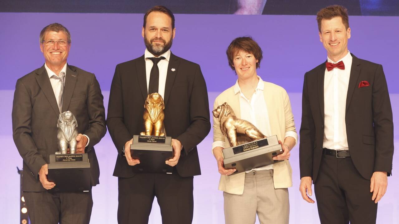 Hannes Reichelt (r.) ehrte im Namen von Spar die Trainer des Jahres: Alexander Diess, Helmut Schlögl (Teammanager EC Red Bull Salzburg, in Vertretung von Chefcoach Oliver David) und Sandra Flunger. 