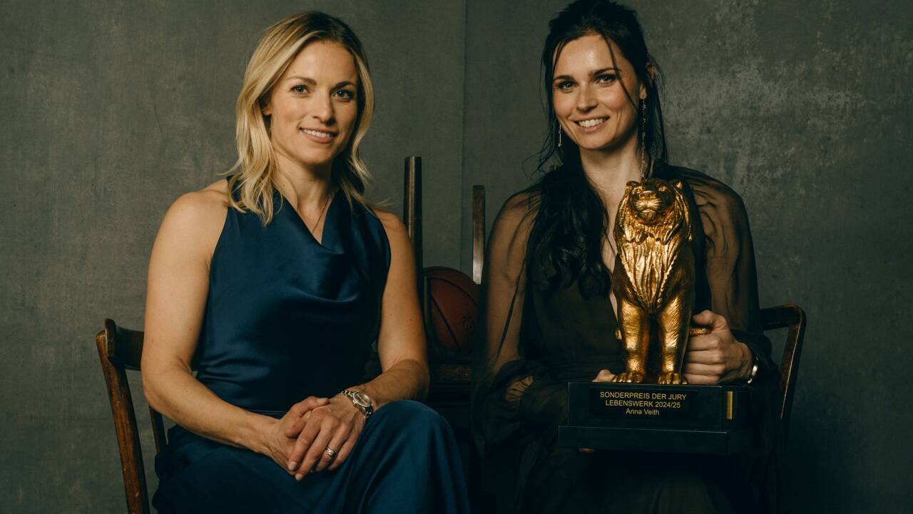 Anna Veith und Lara Gut-Behrami nutzten bei der Gala die Möglichkeit zu einem Besuch im Fotostudio von Christian Maislinger mit dem Leonidas für das Lebenswerk. 
