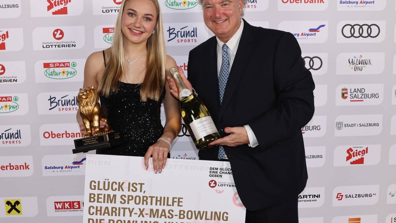 Der Vorstand der Österreichischen Lotterien, Erwin van Lambaart, überreichte Sarah Baumgartner (Skeleton/Leichtathletik) den Publikumspreis. Für Baumgartner war es bereits der zweite Löwe. 