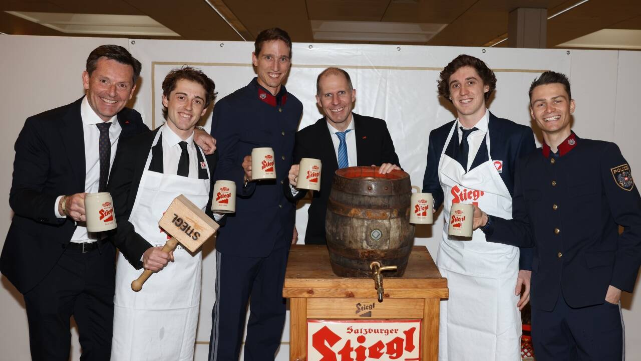 Stiegl-Generalrepräsentant Thomas Gstaltmaier (l.), Stefan Rettenegger, Julian Hörl, Stiegl-CEO Herbert Bauer, Thomas Rettenegger und Johannes Lamparter beim traditionellen Stiegl-Bieranstich. 