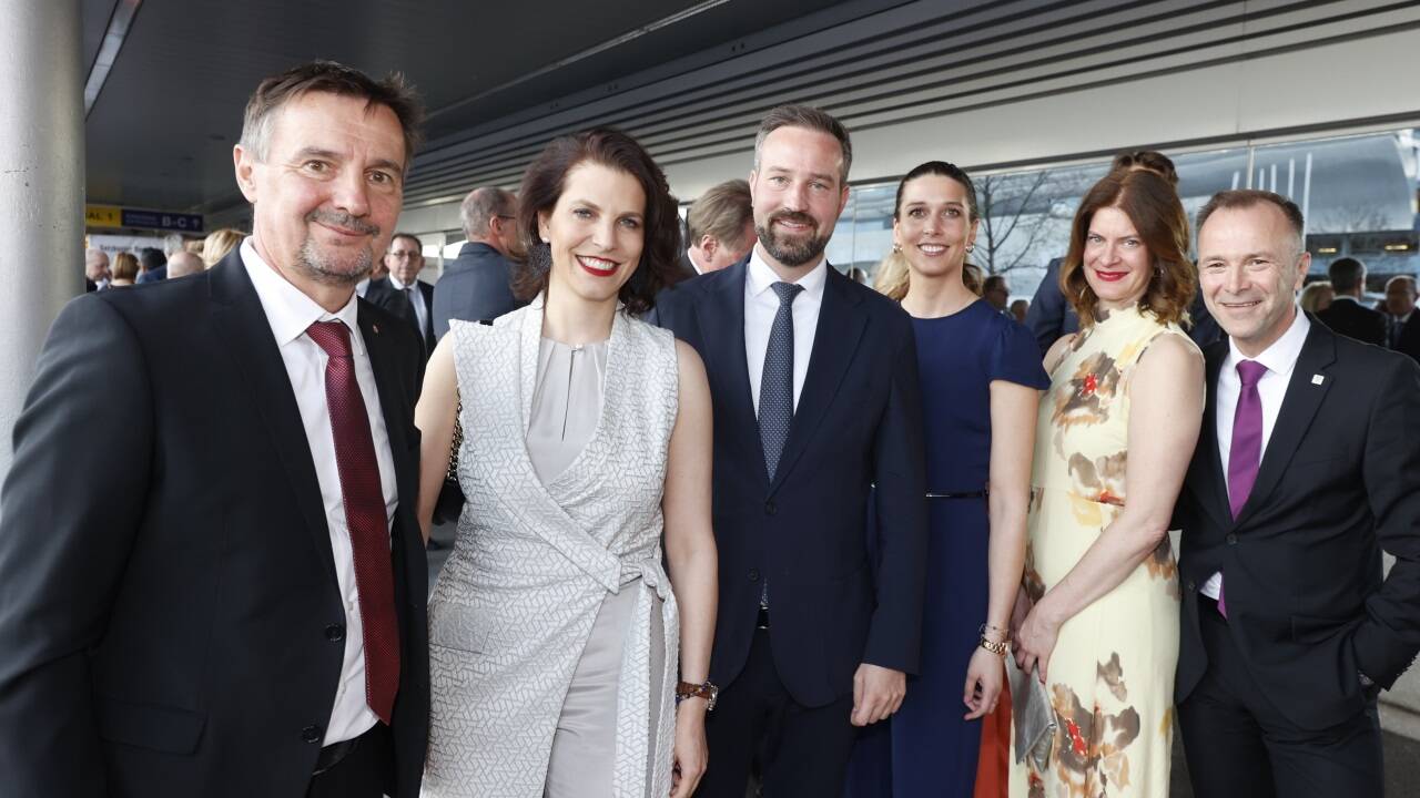 Sportlandesrat Martin Zauner, Karoline Edtstadler (2. v. l./angehende Landeshauptfrau), LH-Stv. Stefan Schnöll (3. v. l.) mit Gattin Sigrid, Salzburgs Bgm. Bernhard Auinger (r.) mit Gattin Marie-Christin.  