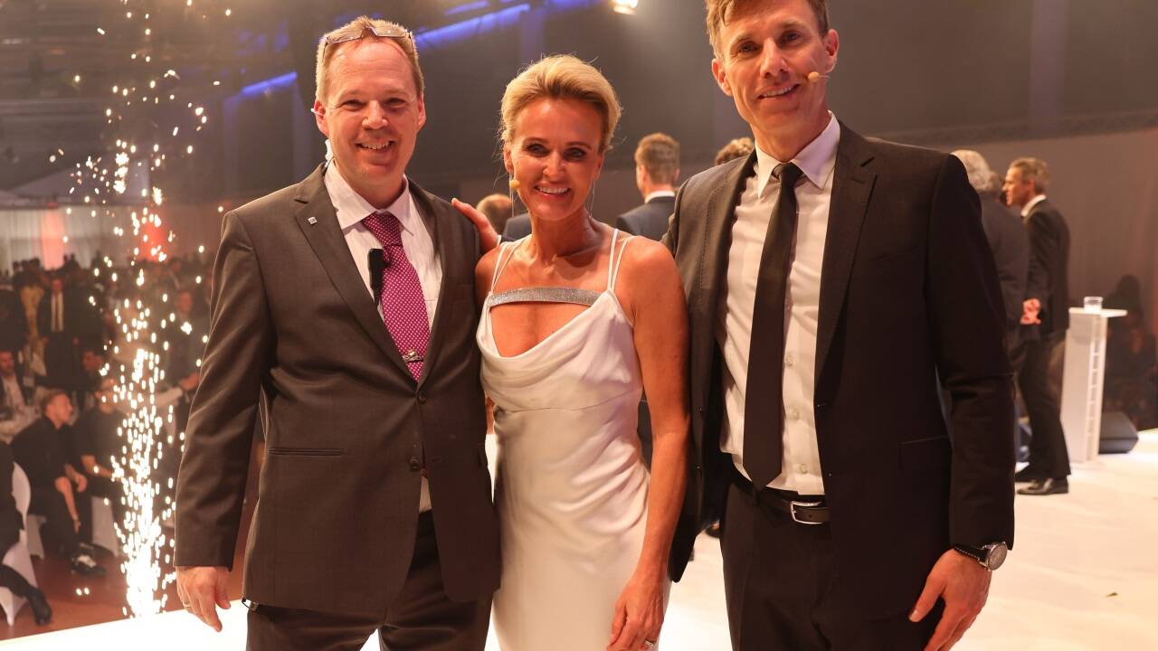 SN-Marketingleiter Christian Lassner mit den Moderatoren Alexandra Meissnitzer und Christian Brugger. Diese führten zum dritten Mal in Folge durch den Galaabend. 