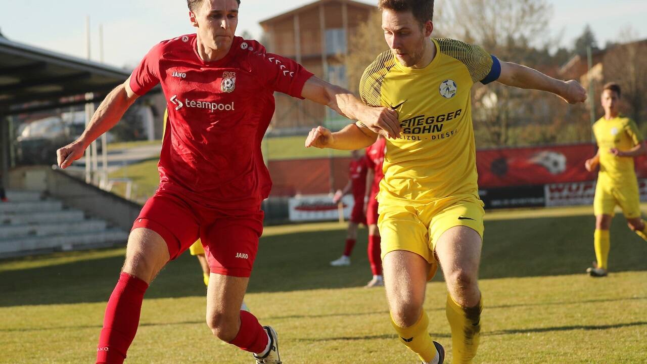Tobias Wechselberger (links) unterlag mit Seekirchen Bürmoos. 