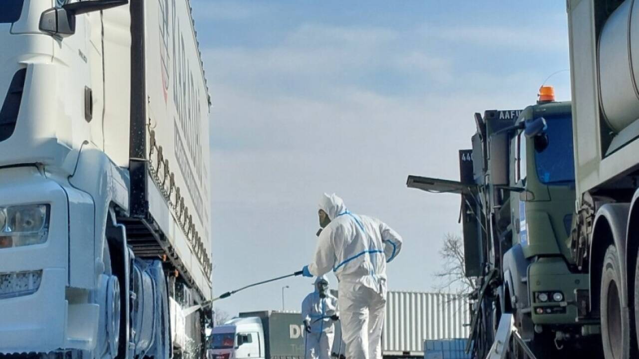 Fahrzeuge werden an der Grenze dekontaminiert 