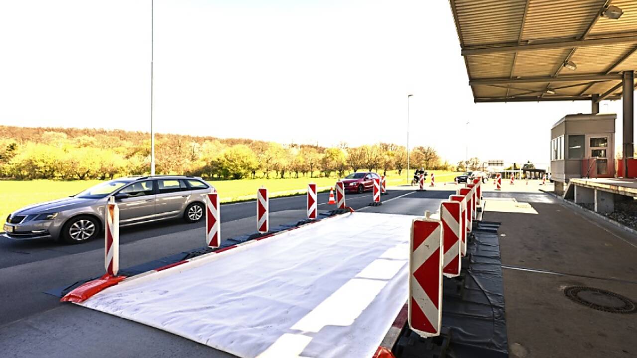 Seuchenteppiche an den geöffneten Grenzübergängen 