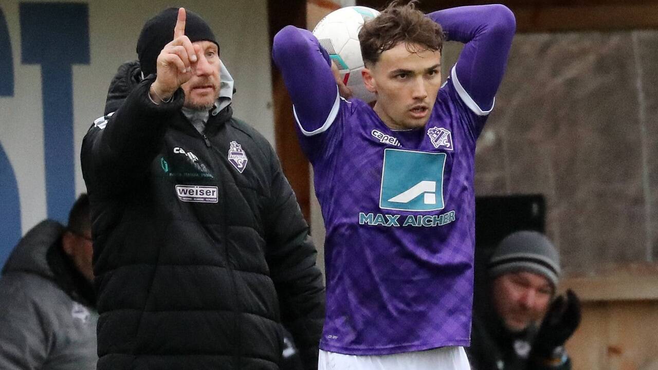 Austria Salzburgs Trainer Christian Schaider (links) freut sich über die Tabellenführung in der Regionalliga West. 