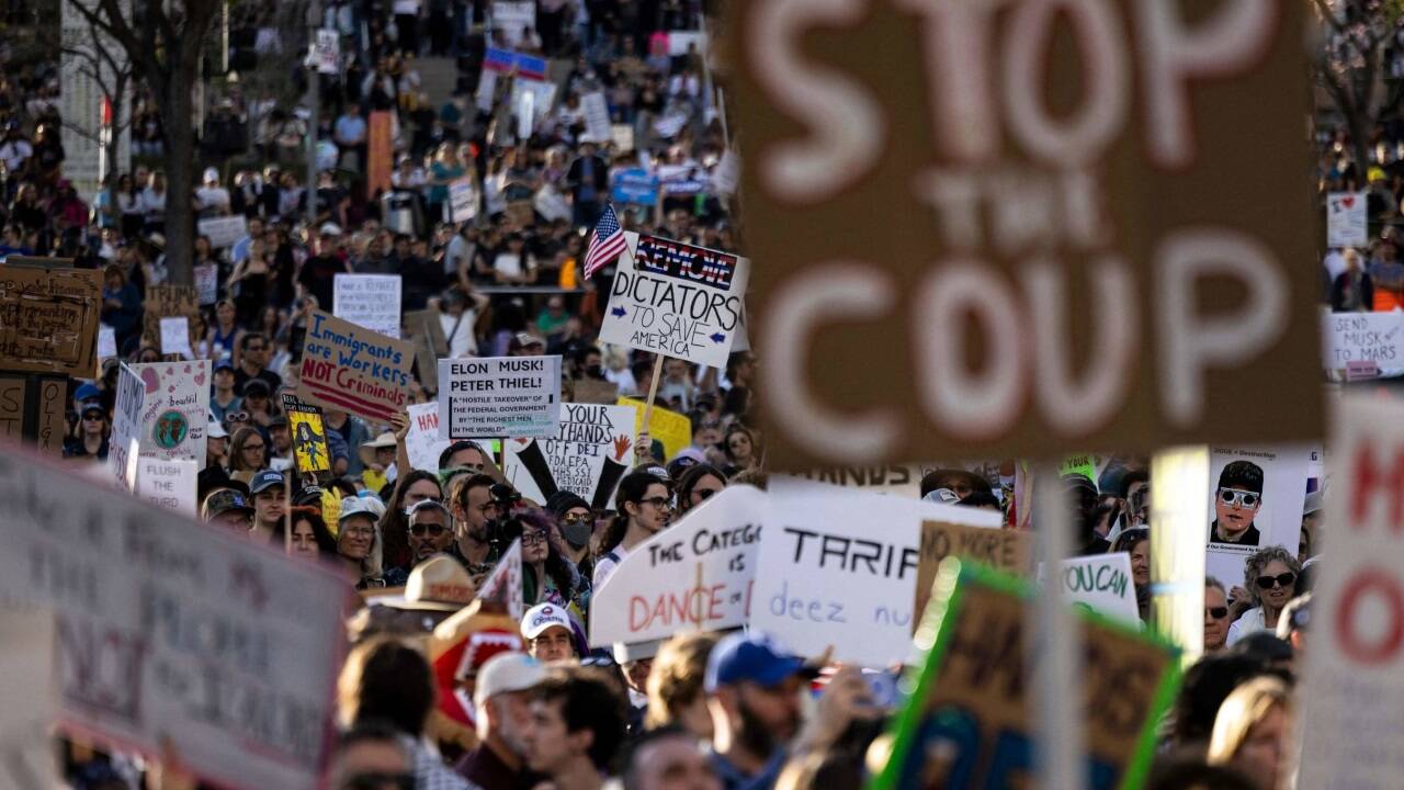 Die Proteste fanden unter dem Motto „Hands off“, zu deutsch „Finger weg“, statt. 