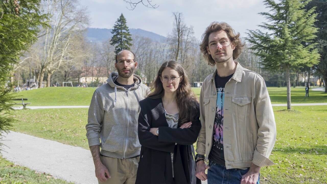 Die Studierenden der Uni Salzburg Florian Huber, Julia Brunner und Franz Loris forschten zum jüdischen Camp in Salzburg-Parsch. Im Preuschenpark soll ab 11. April ein Zeichen daran erinnern. Die Studierenden der Uni Salzburg Florian Huber, Julia Brunner und Franz Loris forschten zum jüdischen Camp in Salzburg-Parsch. Im Preuschenpark soll ab 11. April ein Zeichen daran erinnern.